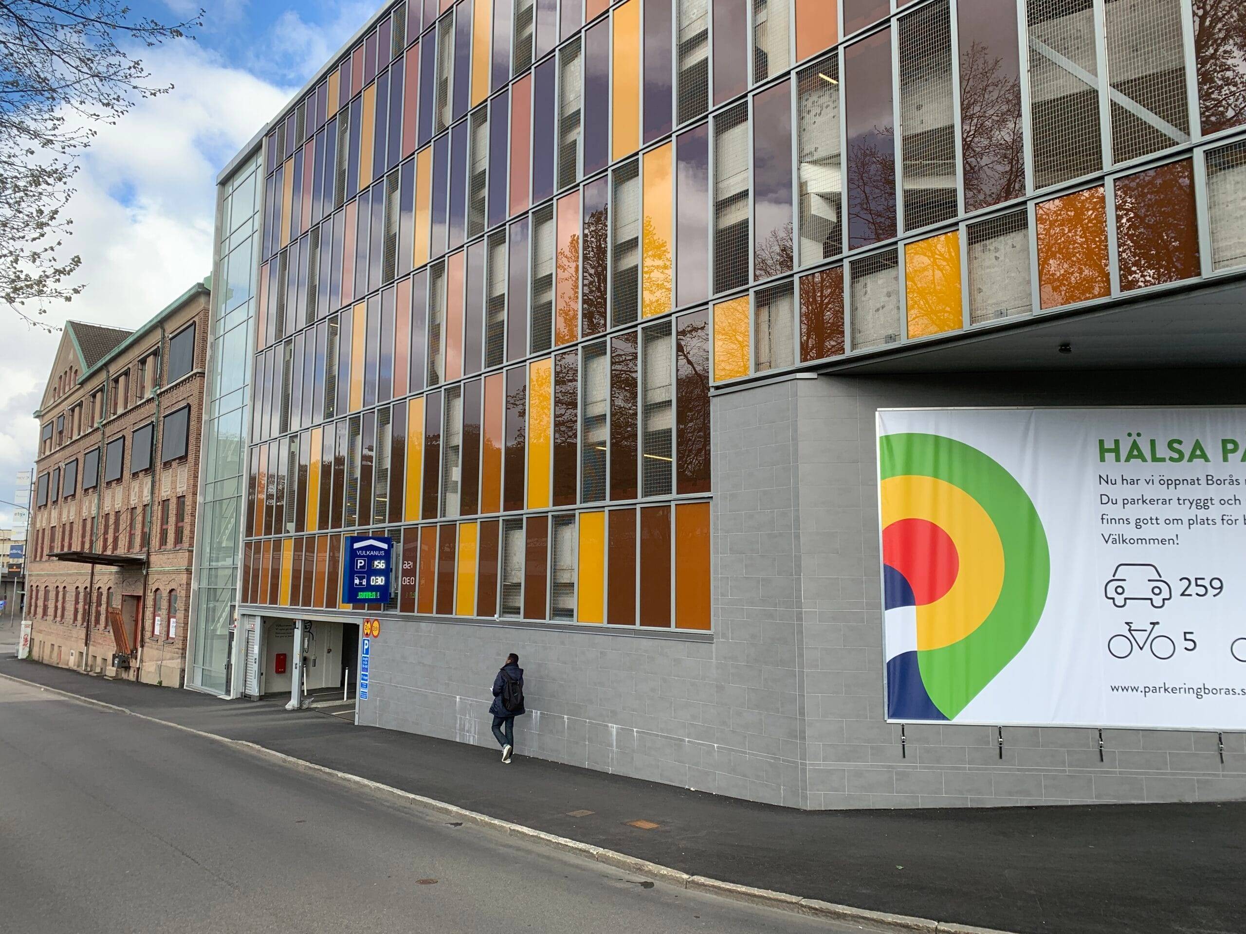 Parkeringshuset i Borås – fasad i glas och aluminium